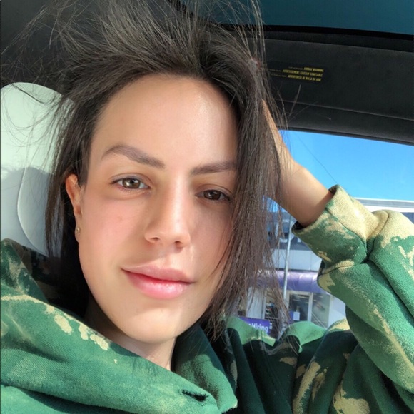 Profile Picture of Adriana Kluger (@adrianakluger) on Poshmark