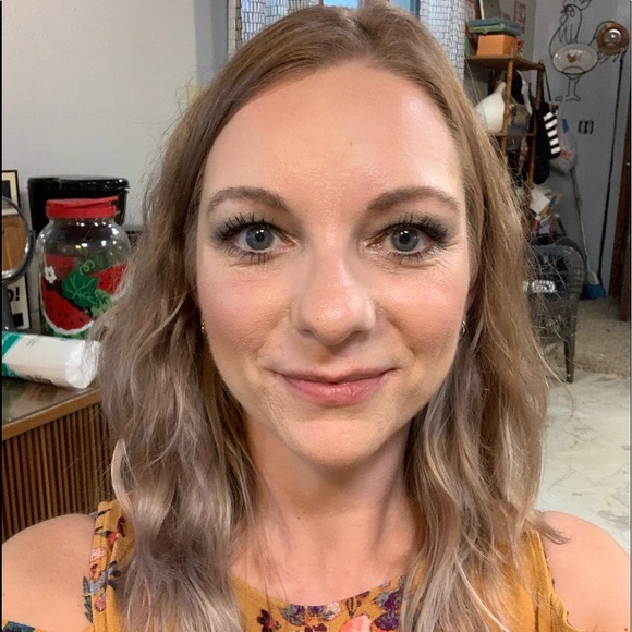 Profile Picture of Elizabeth Roghair (@e_roghair) on Poshmark