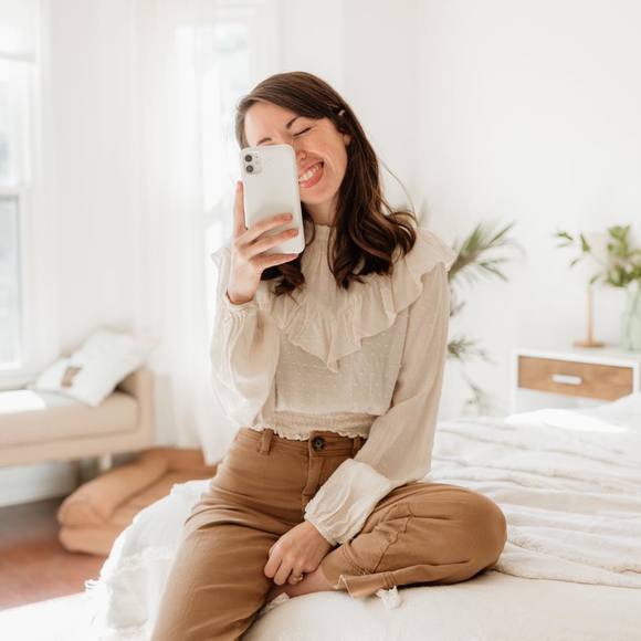 Profile Picture of Adrianne Haskins (@adrianneherold) on Poshmark