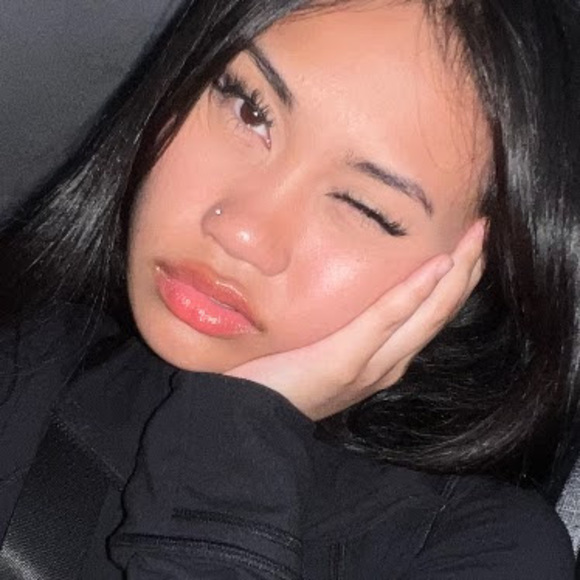 Profile Picture of Dhanica Dumalagan (@dhanica_d) on Poshmark