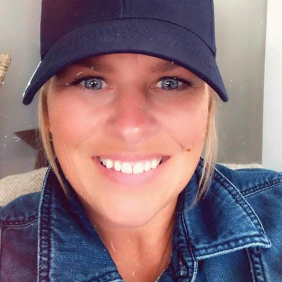 Profile Picture of Terrie Admiraal (@twobakers) on Poshmark