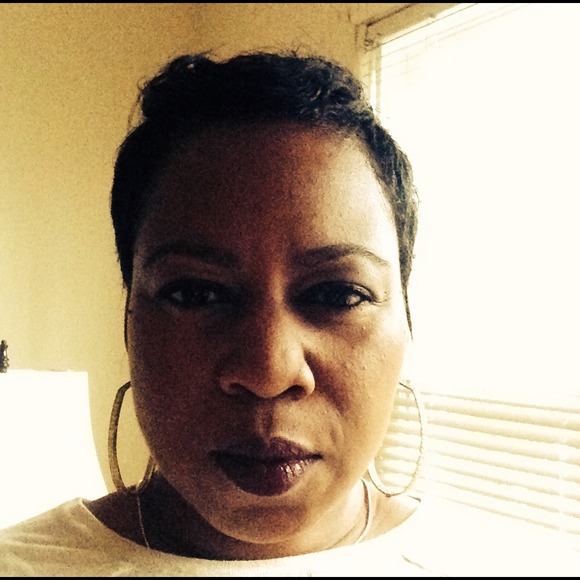 Profile Picture of Terri Dixon (@tdixon718) on Poshmark