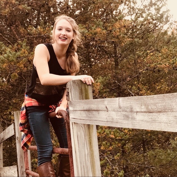 Profile Picture of Caitlin Quintrell (@c_quintrell) on Poshmark