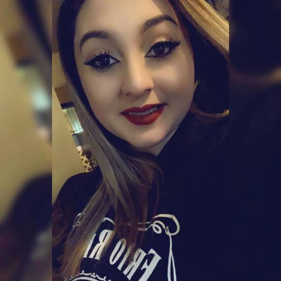 Profile Picture of Desirae Thompson (@desirae011) on Poshmark