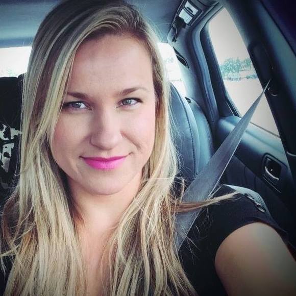 Profile Picture of Loretta Lind (@lorettalind) on Poshmark