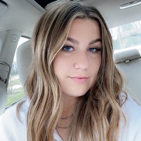 Profile Picture of Maddy Baynes (@maddybaynes_) on Poshmark