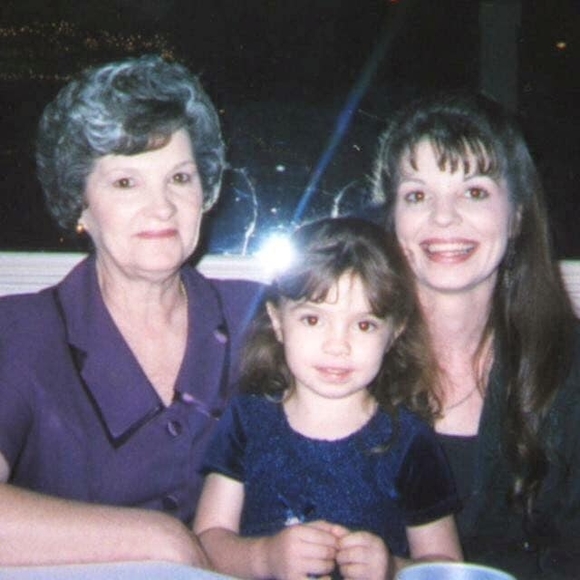 Profile Picture of Lara Trahan (@laratrahan) on Poshmark