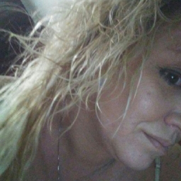 Profile Picture of Janelle Hill (@justjan16) on Poshmark