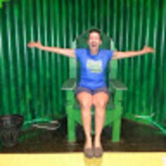 Profile Picture of Lisa Branting (@lisabee61) on Poshmark