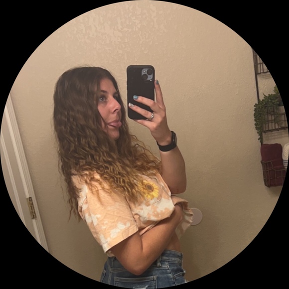 Profile Picture of Victoria Jennerjohn (@v_schaljo) on Poshmark