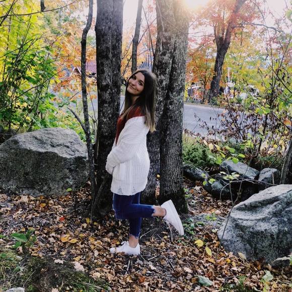 Profile Picture of Brianna Farrar (@brianna_farrar) on Poshmark