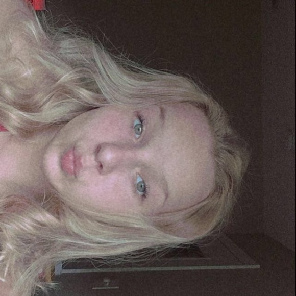 Profile Picture of Savannah Larrimore (@savannahhlleigh) on Poshmark