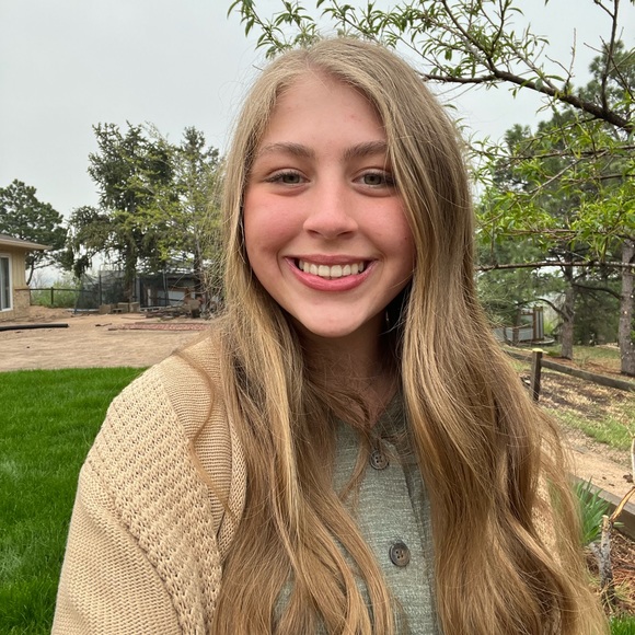 Profile Picture of Danielle Modlish (@daniellemodlish) on Poshmark