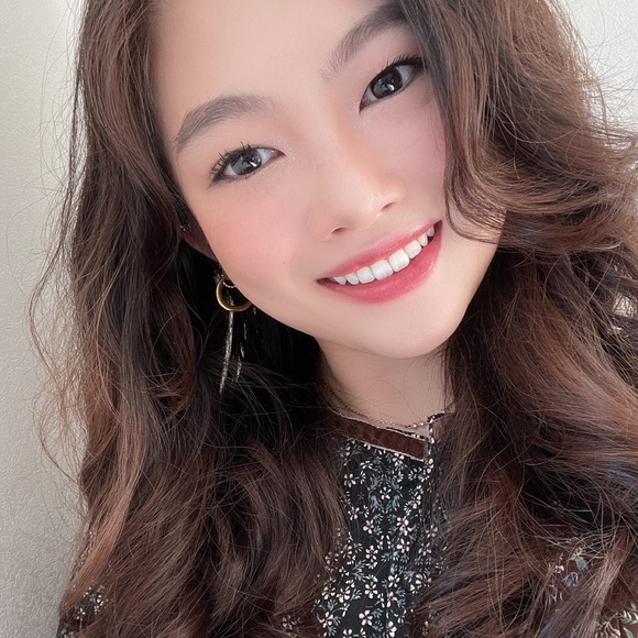 Profile Picture of Sonya Eom (@sonyaeom) on Poshmark