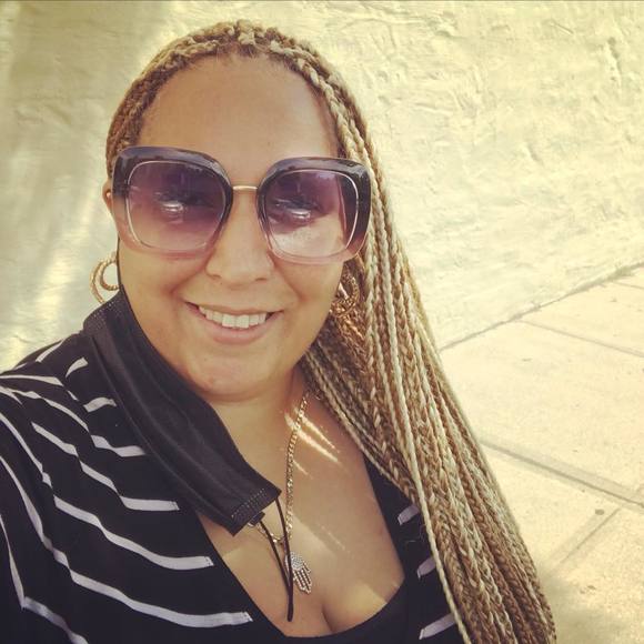 Profile Picture of Jenny Vega (@jenniyavega) on Poshmark
