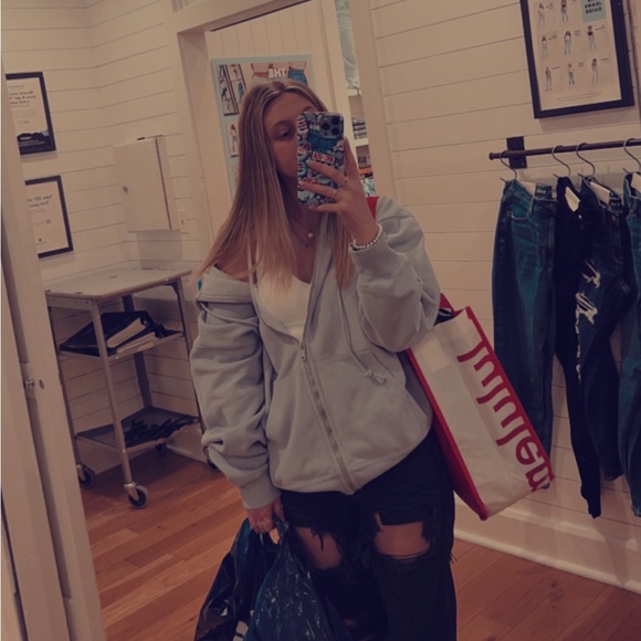 Profile Picture of Mckayla Shainberg (@mckaylas19) on Poshmark