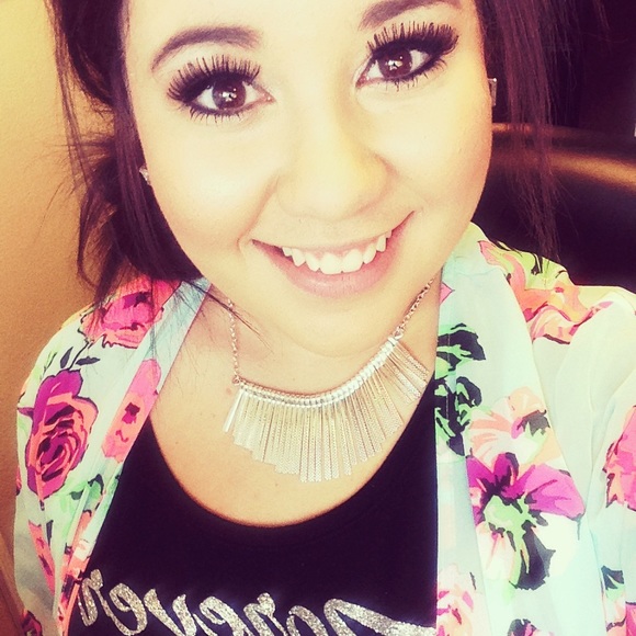 Profile Picture of Darian Roybal (@darianjanae) on Poshmark