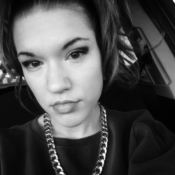 Profile Picture of Evelyn Gomillion (@thatevelyngirl) on Poshmark