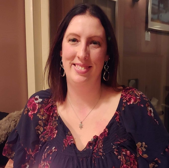 Profile Picture of Lisa Winchell (@lisawinch) on Poshmark