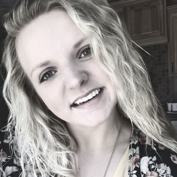 Profile Picture of Katelyn Rhenlund (@krhenlund) on Poshmark