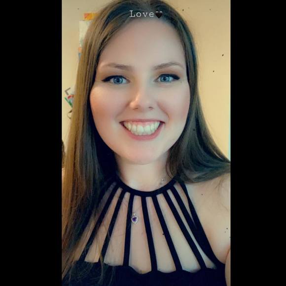 Profile Picture of Sierra Starns (@sierram2996) on Poshmark