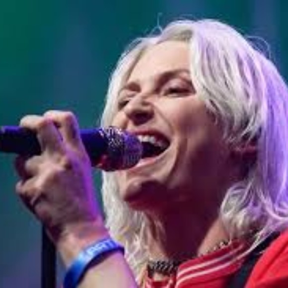 Profile Picture of Wallis Wallis (@wallis_e26_29) on Poshmark