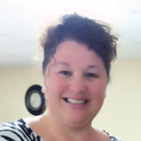 Profile Picture of Lori Bailey (@lorirobynette) on Poshmark