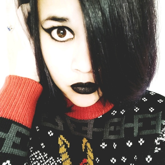 Profile Picture of Alice Fox (@silverfoxyface) on Poshmark