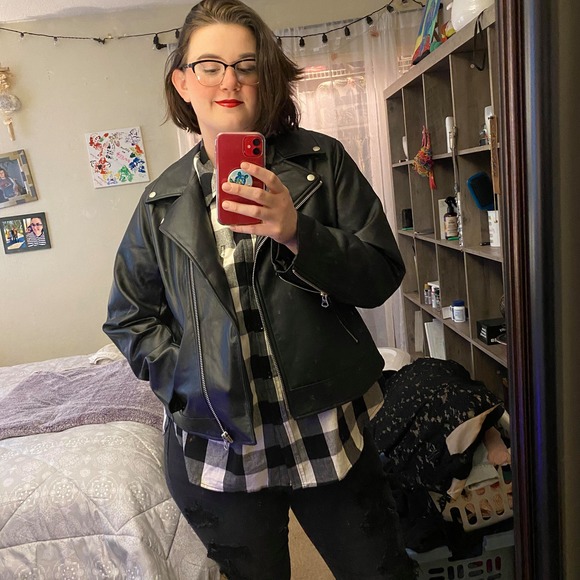 Profile Picture of Katie Curl (@curlkatie) on Poshmark