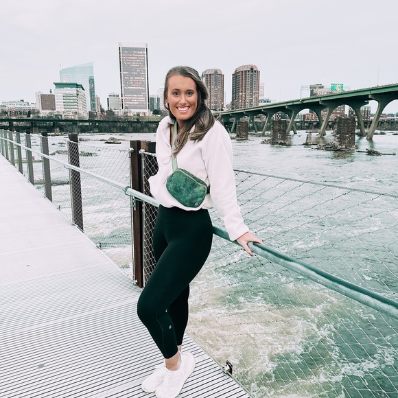 Profile Picture of Kate Finn (@katherine757) on Poshmark