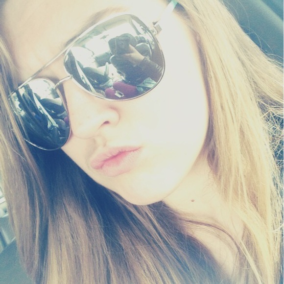 Profile Picture of Hannah Mclaughlin (@hannahreneemcl) on Poshmark