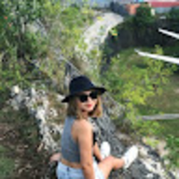 Profile Picture of Anh Tang (@anh_tang) on Poshmark