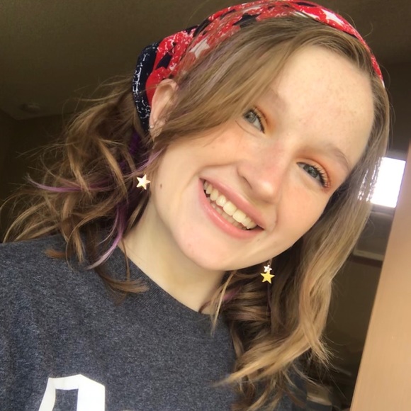 Profile Picture of Claire Edwards (@claireisnotdead) on Poshmark