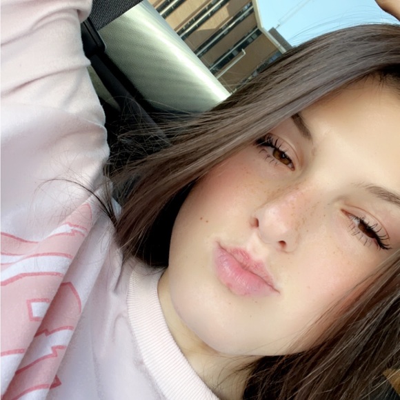 Profile Picture of Morgan Hollandsworth (@morganhollandsw) on Poshmark