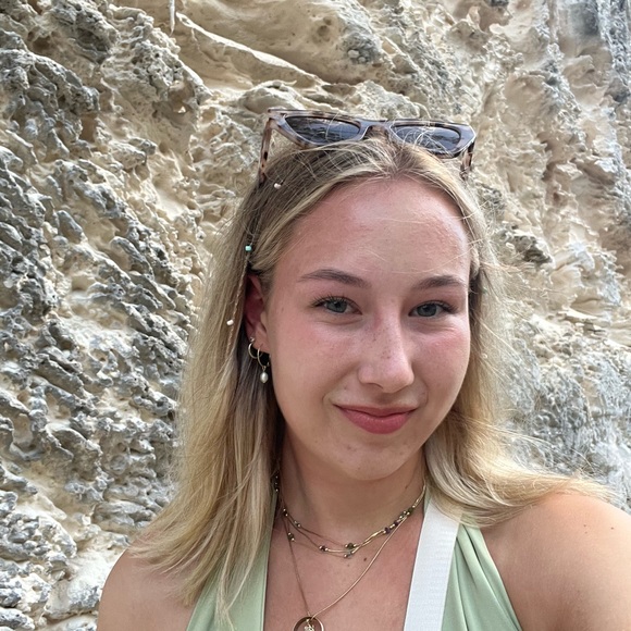 Profile Picture of Hannah Schirmer (@hannahluisa639) on Poshmark