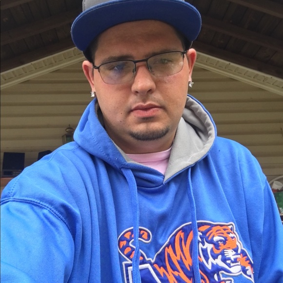 Kendall Burgess - Poshmark Profile Picture of Kendall Burgess (@kendallburgess) on Poshmark