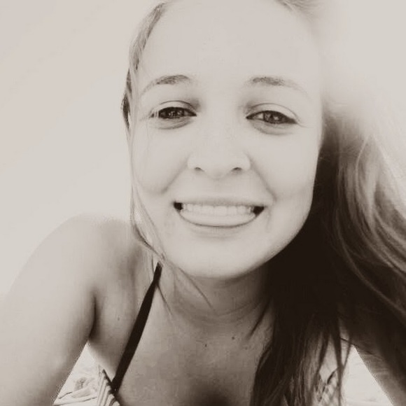 Profile Picture of Hester Howard (@sussiehoward8) on Poshmark