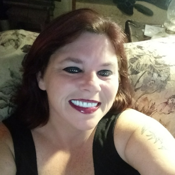 Profile Picture of Leandra Babb (@leandrababb1979) on Poshmark