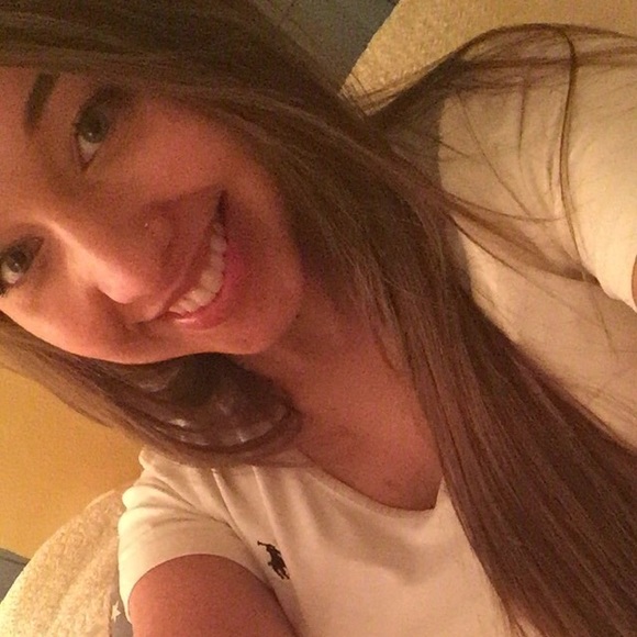 Profile Picture of Camelia Garcia (@cmyxo94) on Poshmark