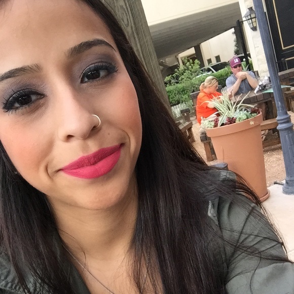 Profile Picture of Michelle Perla (@mchllperla) on Poshmark