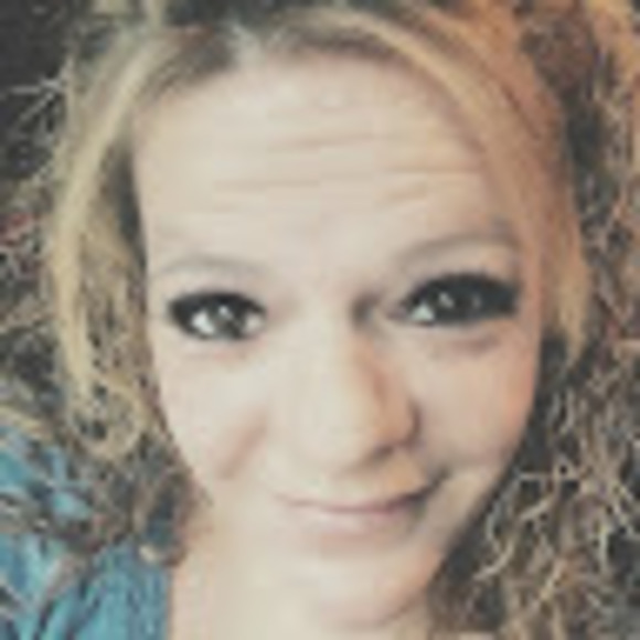 Profile Picture of Stacie Warner (@stacie_warner) on Poshmark