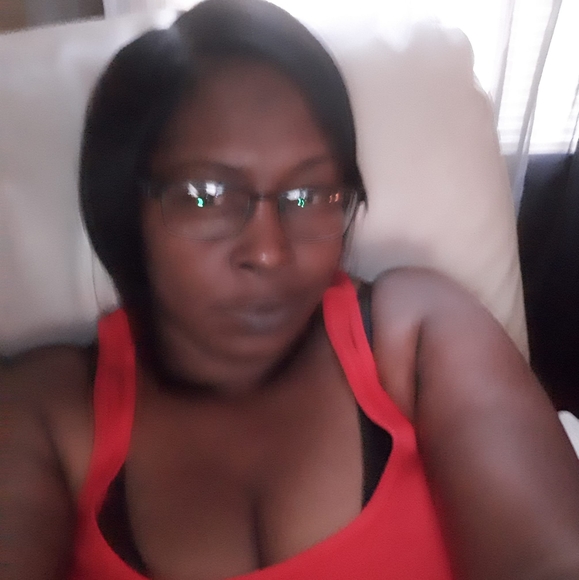 Profile Picture of Veronica Sutton (@vsutton71) on Poshmark