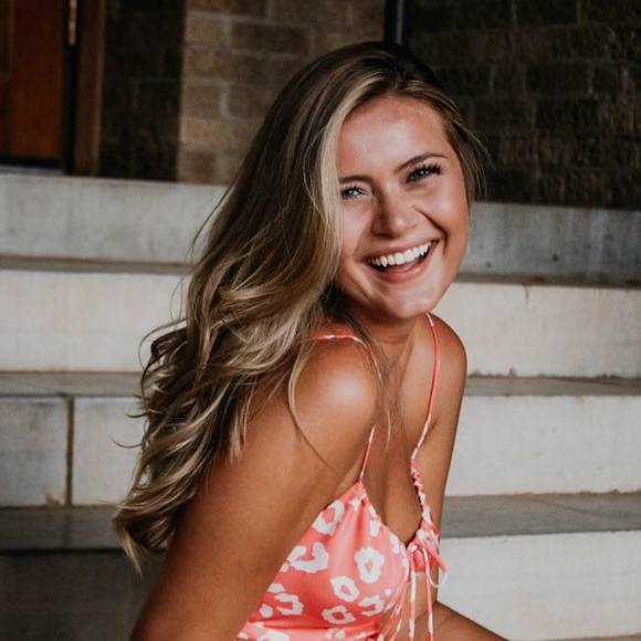 Profile Picture of Lindsay Block (@lindsayblock) on Poshmark