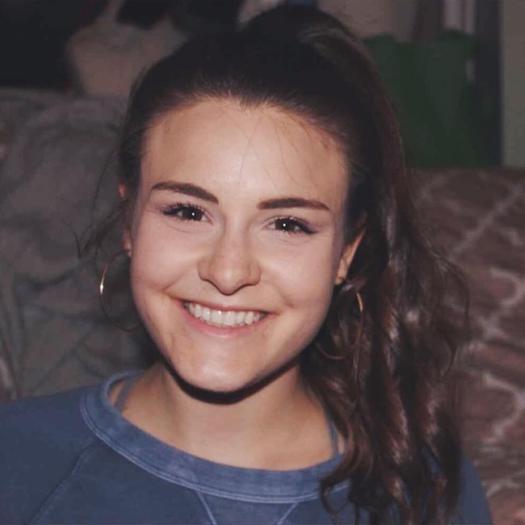 Profile Picture of Caroline Downs (@carolcarol422) on Poshmark
