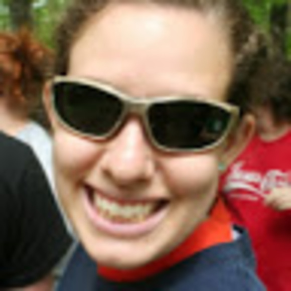 Profile Picture of Leanna Schneider (@leannadw3) on Poshmark