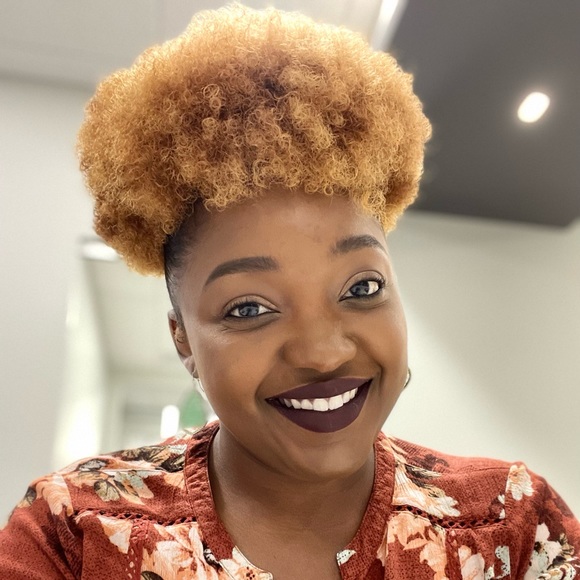 Profile Picture of Andrea Wright (@andreawright975) on Poshmark