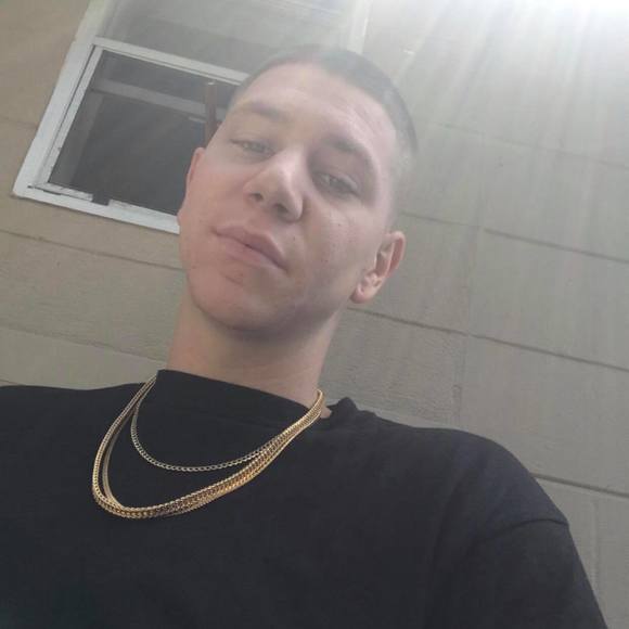 Profile Picture of Levi Sholl (@7l2s7) on Poshmark