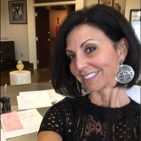 Profile Picture of Effie Sarantis (@easarantis) on Poshmark
