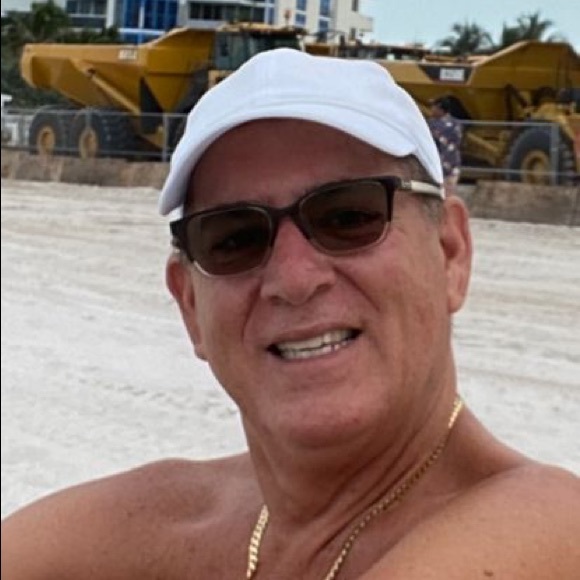 Profile Picture of Noel Canovas (@noelcanovas57) on Poshmark