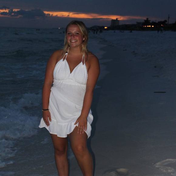 Profile Picture of Chloe Clabuesch (@xx_chloe5) on Poshmark